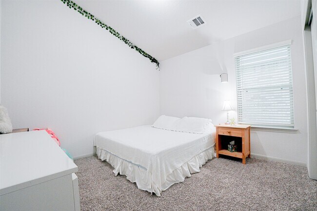 Building Photo - 9857 Gln Brk Ln