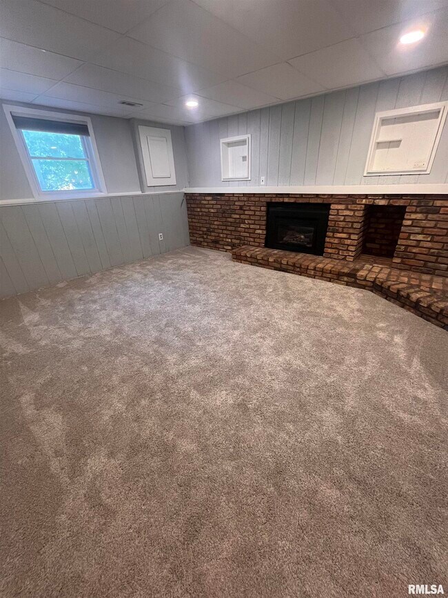 Building Photo - 3840 Wakonda Dr