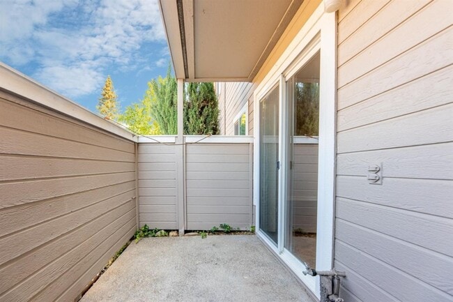 Building Photo - Move-In Ready 1-Bedroom Condo Cobblestone Glen SEE VIDEO