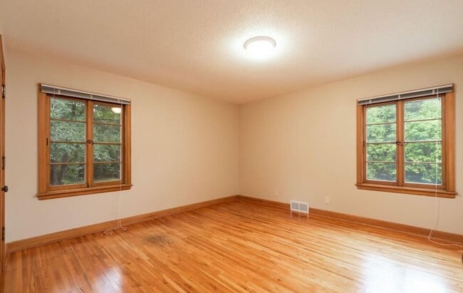 Building Photo - Spacious 4 bedroom 2 bathroom stand alone pet friendly home, with attached garage