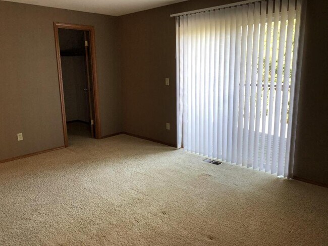 Building Photo - 5 bedroom in Seattle WA 98105