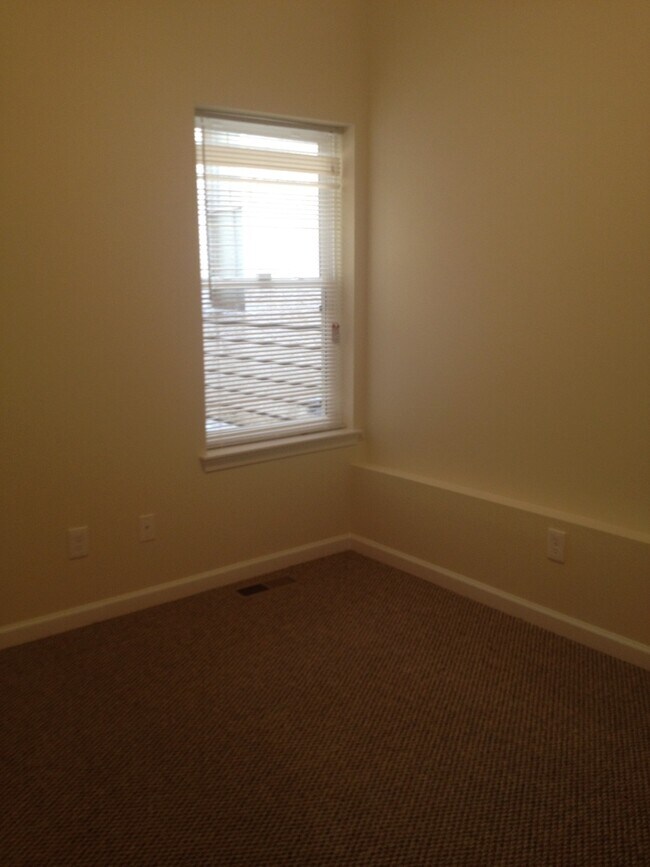 Building Photo - 415 N 41st St