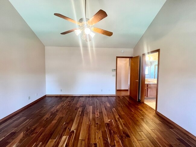 Building Photo - 1305 Manzano Way