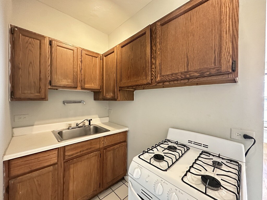 Building Photo - 516 W Melrose St