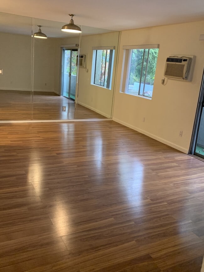 Primary Photo - 1351 N Orange Dr