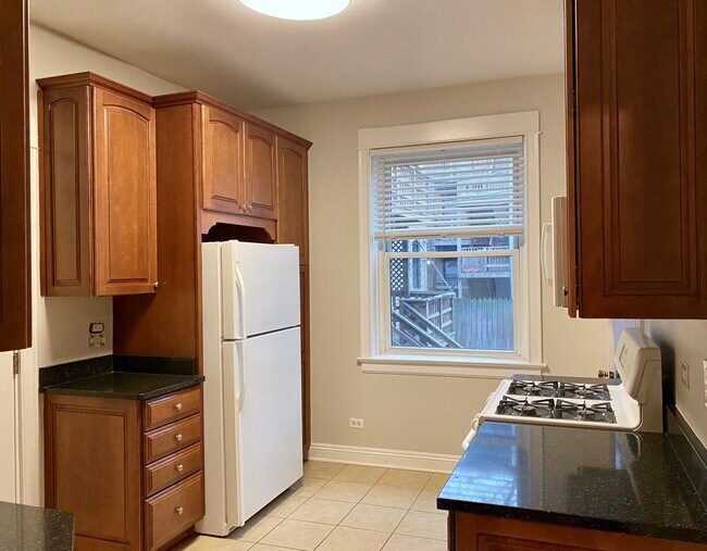 Building Photo - 909 W Gordon Terrace