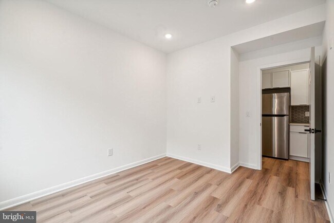 Building Photo - 2039 N Front St