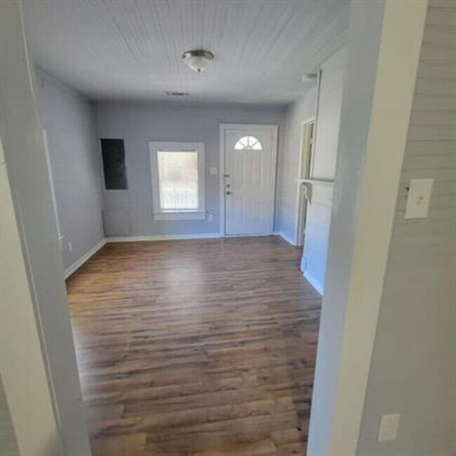 Building Photo - 625 E Wall St