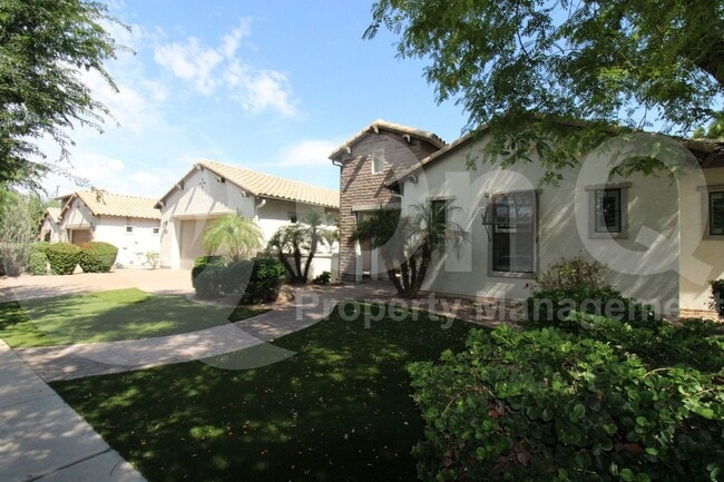 Primary Photo - 2832 E Los Altos Rd