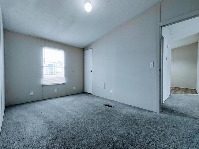 Building Photo - 220 Sunshine Dr