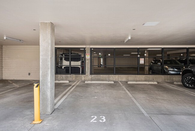 Building Photo - Centrally located 1 bedroom in the heart of Uptown! STUDENT SPECIAL AVAILABLE