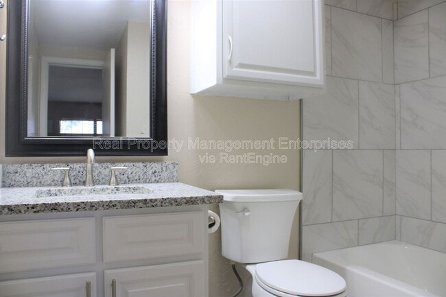 Building Photo - 11130 N Stratford Dr