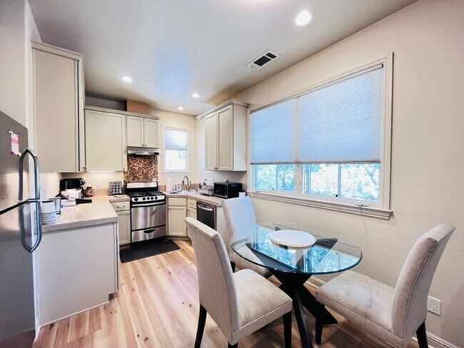 Building Photo - FURNISHED!!! Charming 2BD/1BA Single-Story...