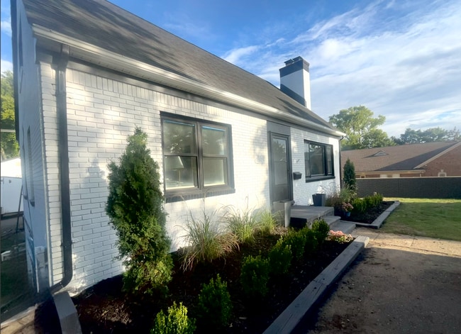 Building Photo - 1228 N Main St