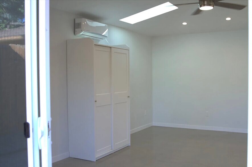 Building Photo - 5246 Canoga Ave