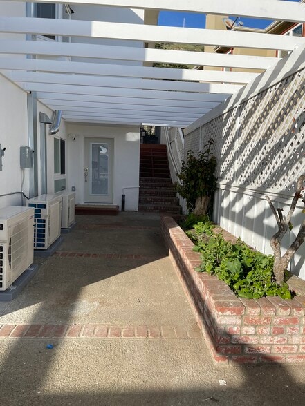 Building Photo - 633 Rocca Ave