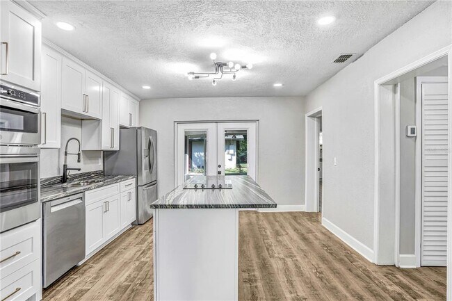 Building Photo - 223 Pinehurst Dr