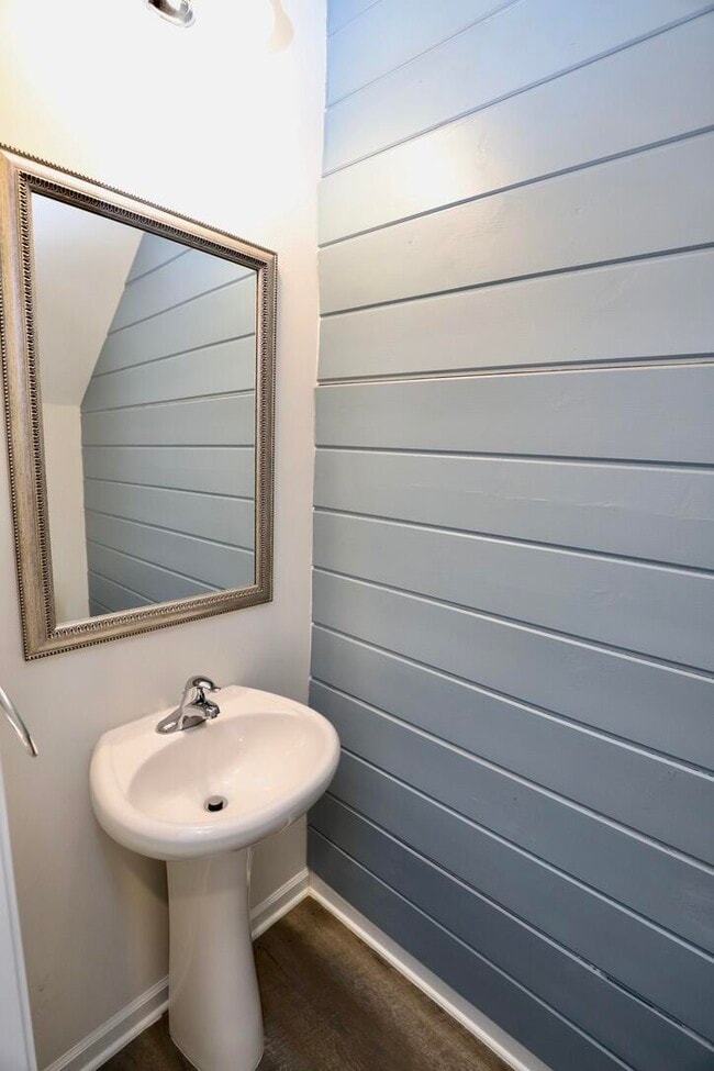 Building Photo - 2943 Old Field Rd