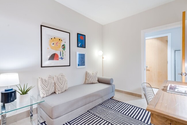 Building Photo - Logan Circle Condo | 2 Bed | 2 Bath | 1,000 Sf | 1 Garage Parking Space