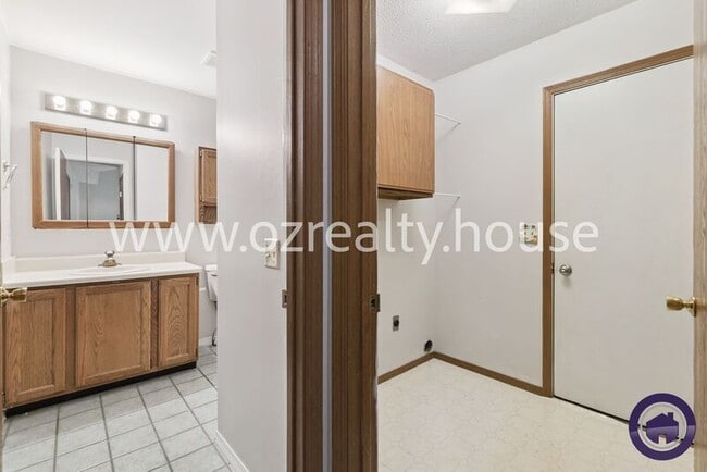 Building Photo - 525 Bennington Dr