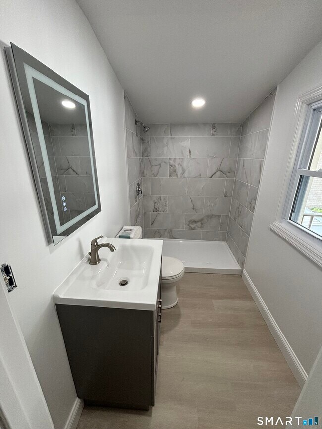 Building Photo - 23 Roosevelt Ave