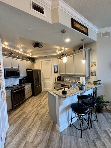 Building Photo - 6 Riverwalk Drive