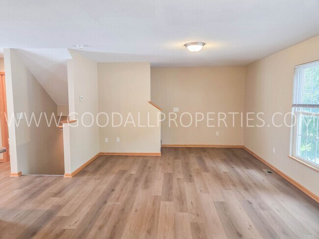 Building Photo - Summer Special! 2-Bedroom, 2.5-Bath Townhome in Urbandale with 2-Car Attached Garage