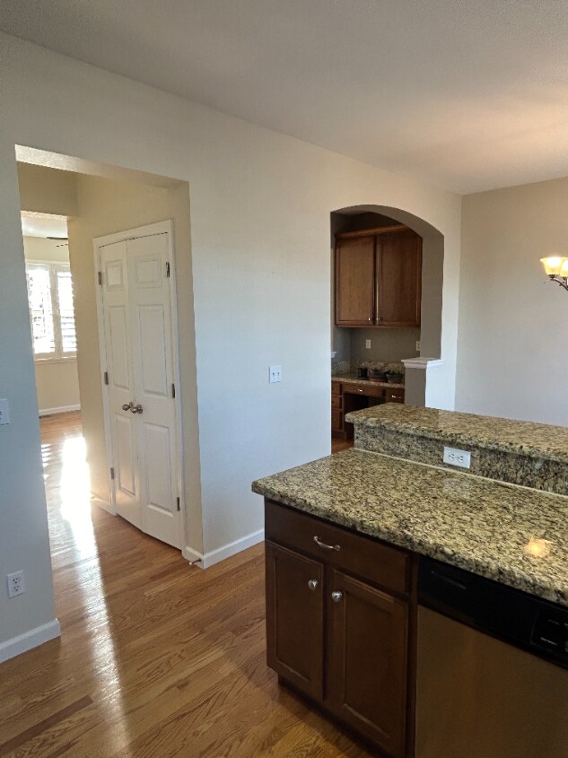 Building Photo - Great Lowry Townhome!