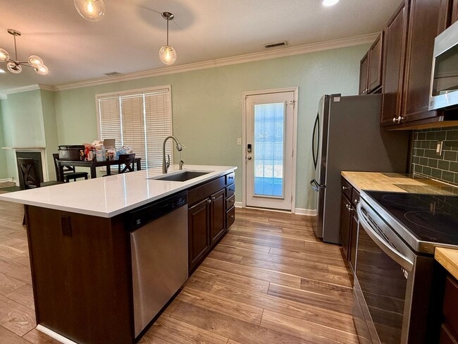 Building Photo - Modern living in the heart of Greenbrier - 4 BR home with open layout