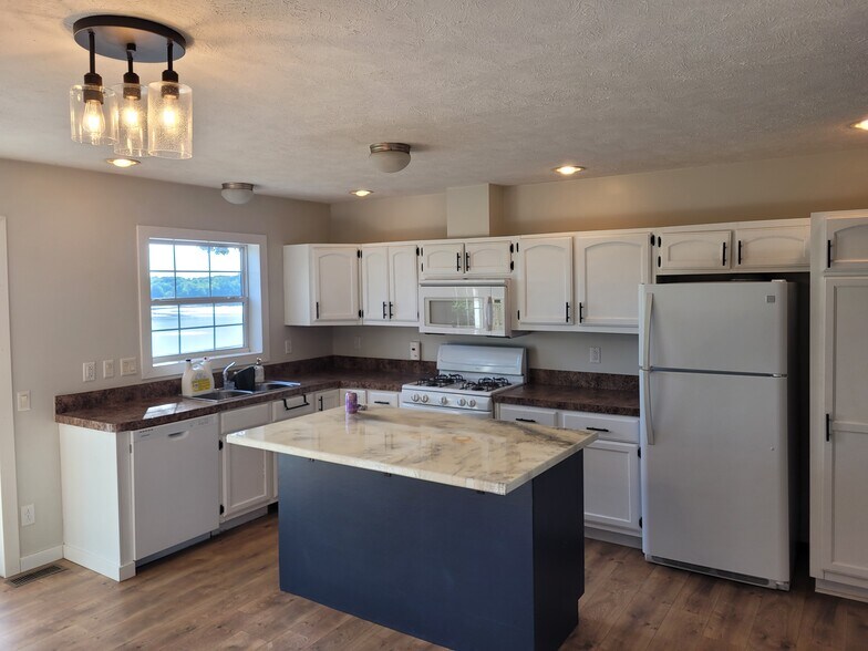 Building Photo - 6088 Pointview Ct
