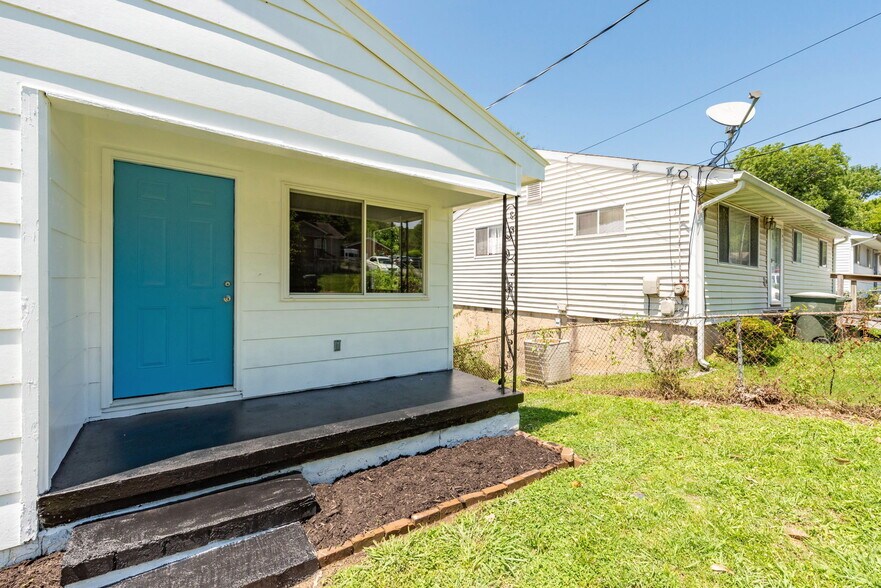 Front porch - 2611 Andrews St