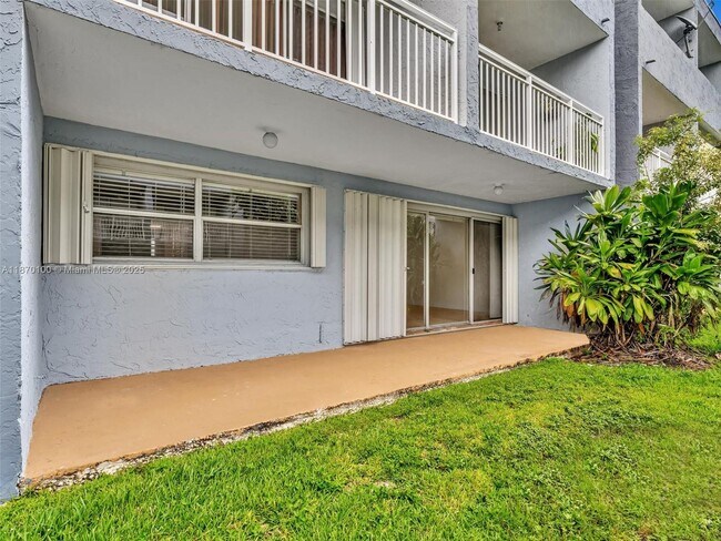 Building Photo - 9367 Fontainebleau Blvd