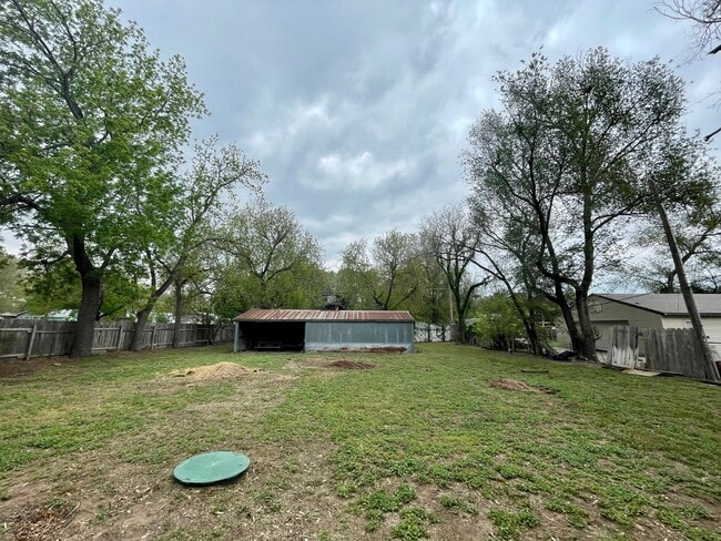 Building Photo - Spacious Home in Haysville Schools, with M...
