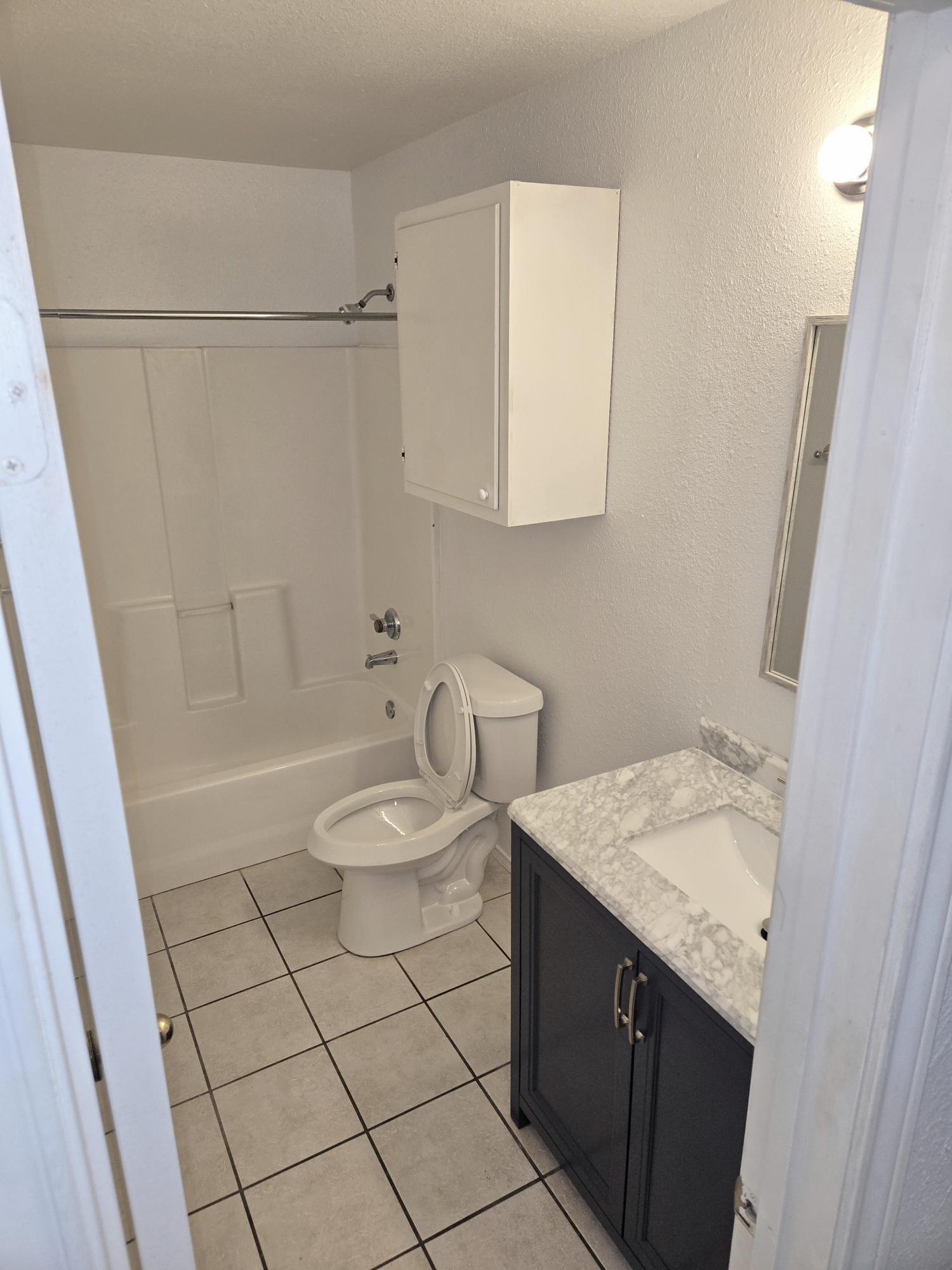 UNIT E, bathroom - 605 College St