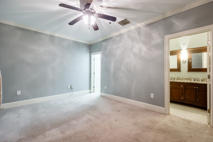 Building Photo - 127 N Tryon St