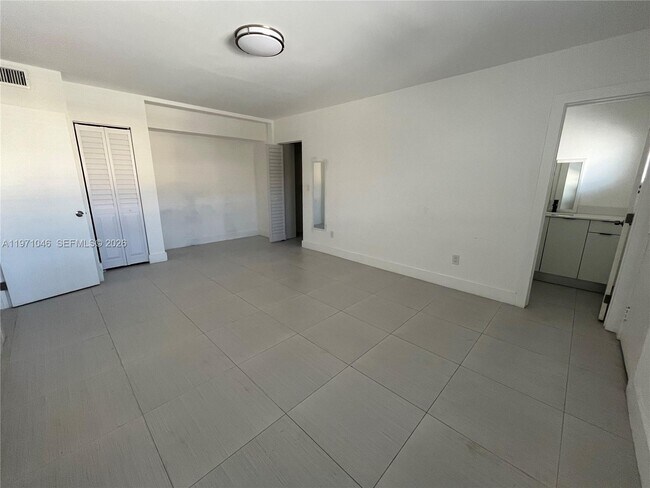 Building Photo - 11855 NE 19th Dr