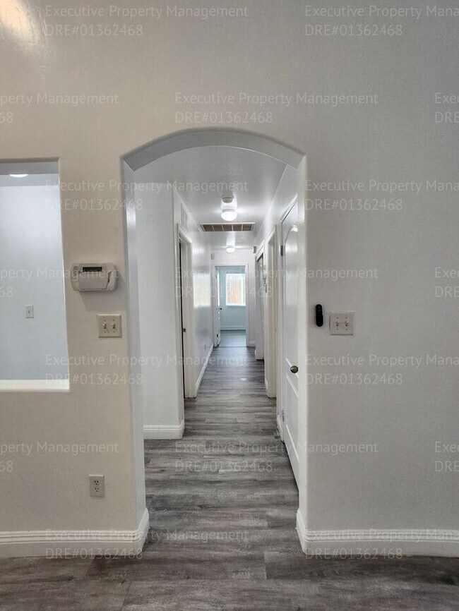 Building Photo - 4 bedroom/ 2 bathroom located in the South...