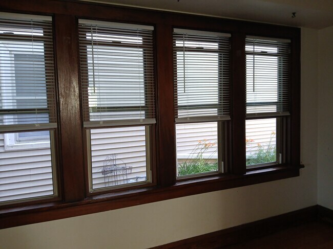 Building Photo - 220 E Smith St