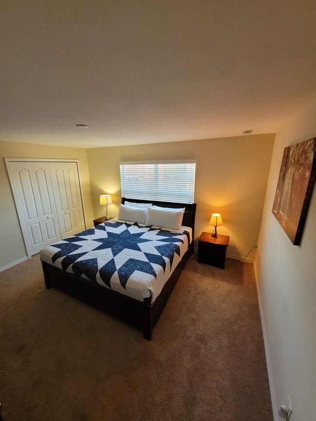 Building Photo - Fully Furnished 4 bed 3 bath with Pool in ...