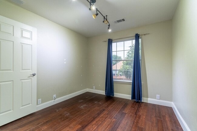 Building Photo - 2731 Olympic Park Dr
