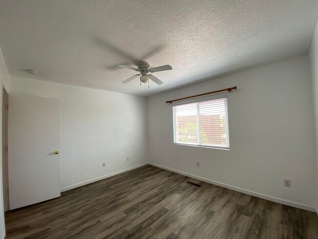 Building Photo - 1412 Stone Canyon Rd NE