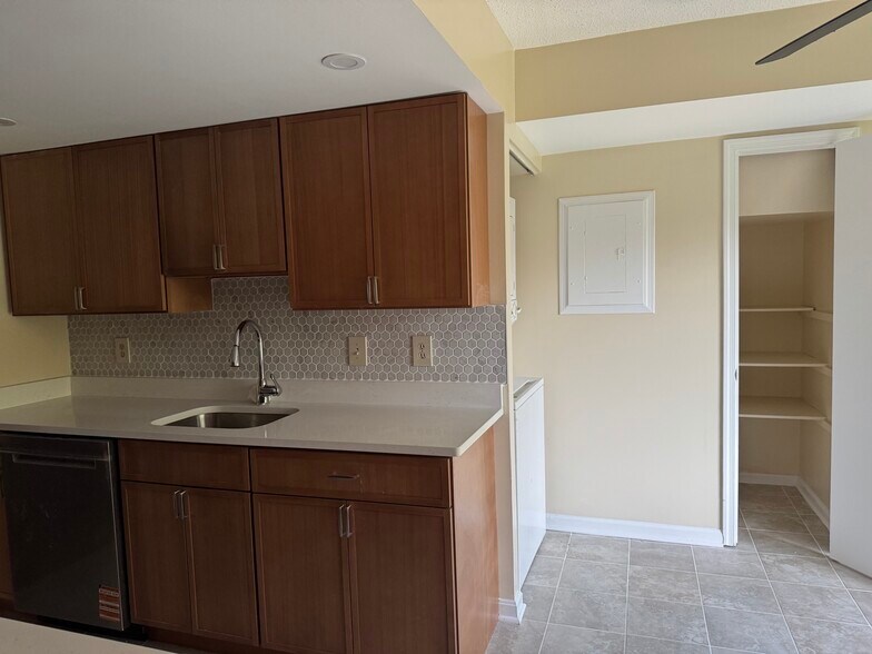 Building Photo - 10222 Bushman Dr