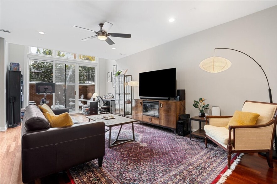 Building Photo - 1018 N Hermitage Ave