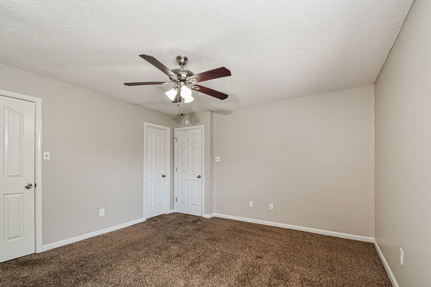 Building Photo - 6844 Charlotte Dr