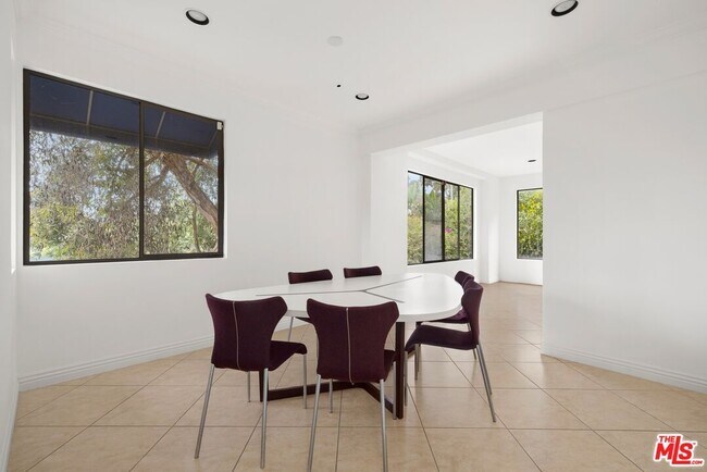 Building Photo - 1121 La Collina Dr