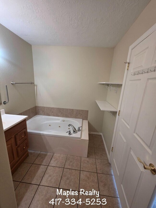 Building Photo - 3 Bed | 2 Bath Home in Hollister, MO – Flat Yard + 2-Car Garage