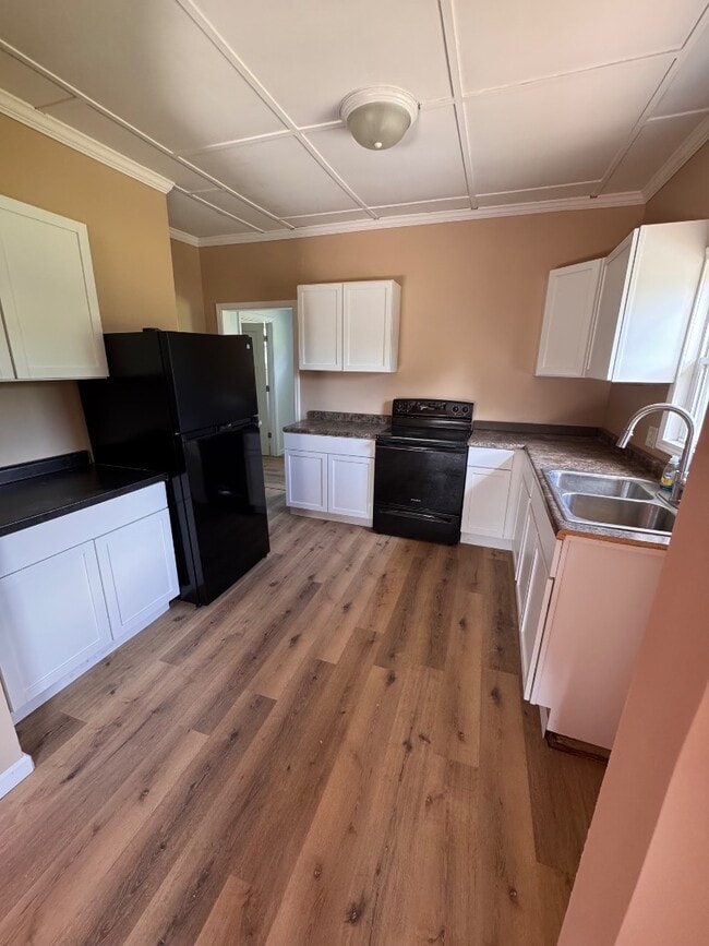 Building Photo - 807 N Logan St