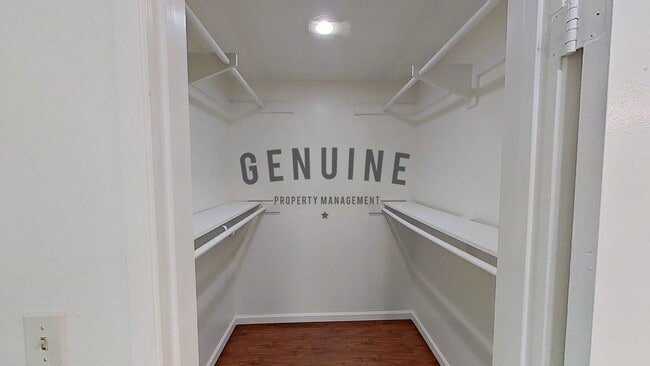 Building Photo - Upstairs 1 Bedroom in Desirable Macarthur Village ~ Community Pool and Tennis Courts