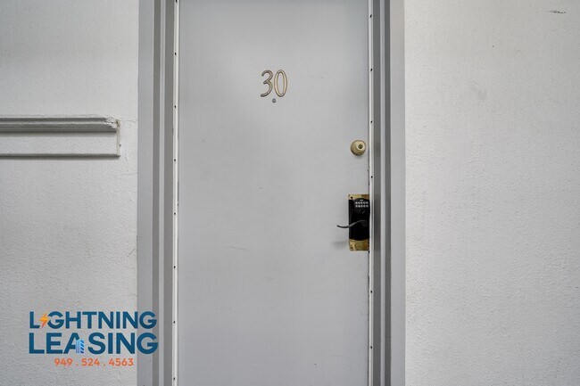 Building Photo - 1420 Flower St
