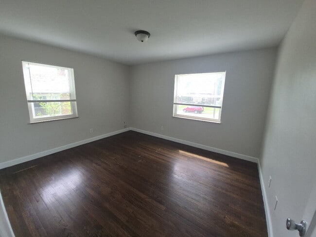 Building Photo - 5568 Raceview Ave